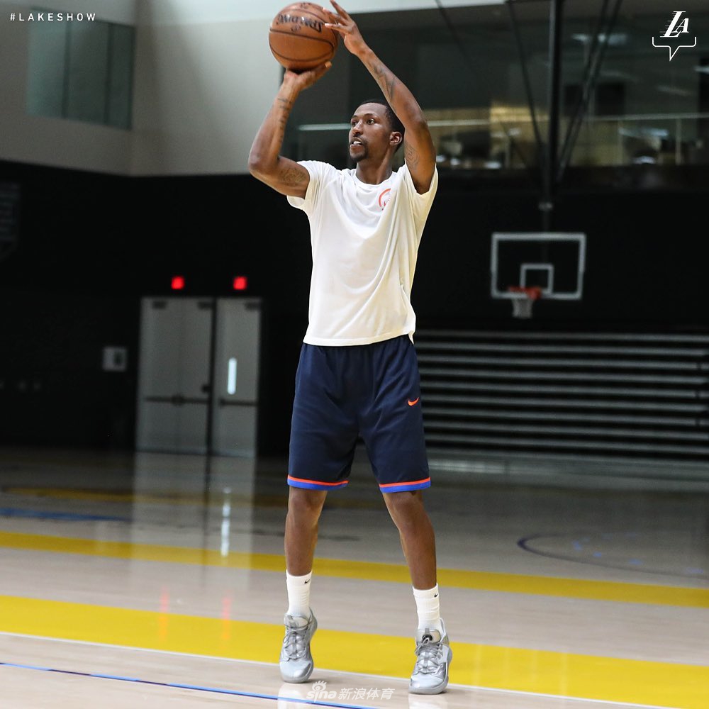 湖人发布队内训练写真 詹姆斯库兹马半裸上阵 老詹又秀霸气纹身