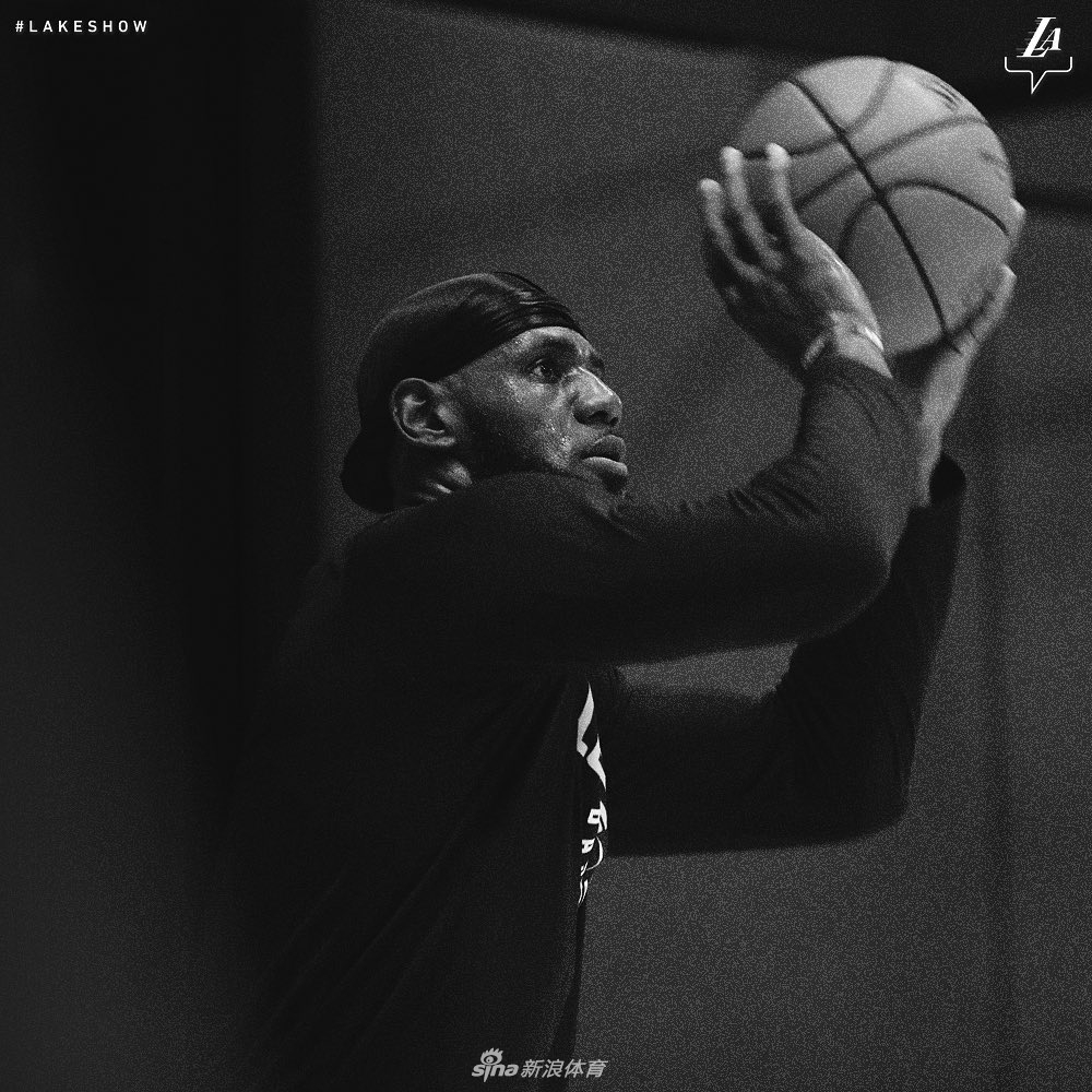 湖人发布队内训练写真 詹姆斯库兹马半裸上阵 老詹又秀霸气纹身