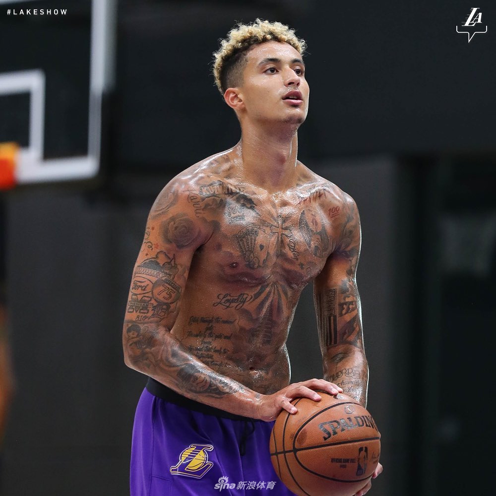 湖人发布队内训练写真 詹姆斯库兹马半裸上阵 老詹又秀霸气纹身