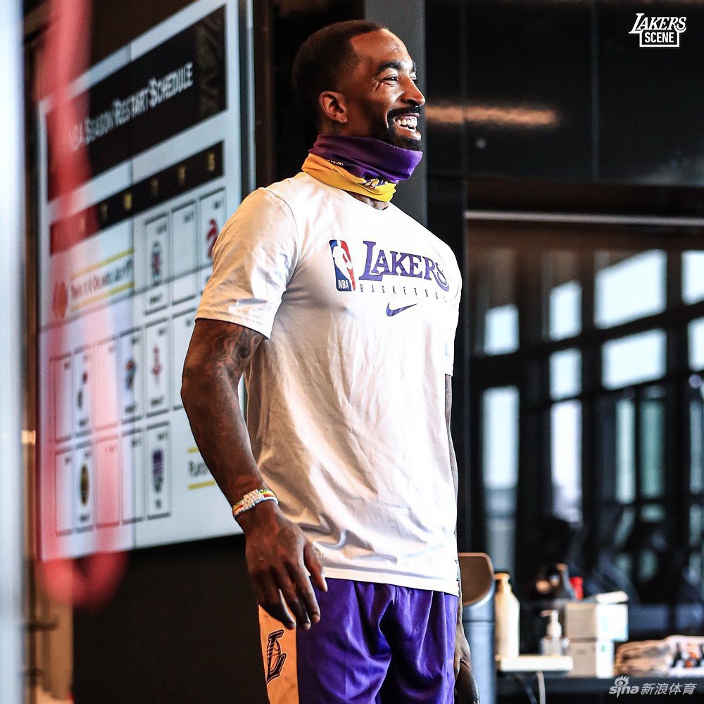湖人官媒号召球迷都戴上口罩 詹姆斯训练秀大肌肉