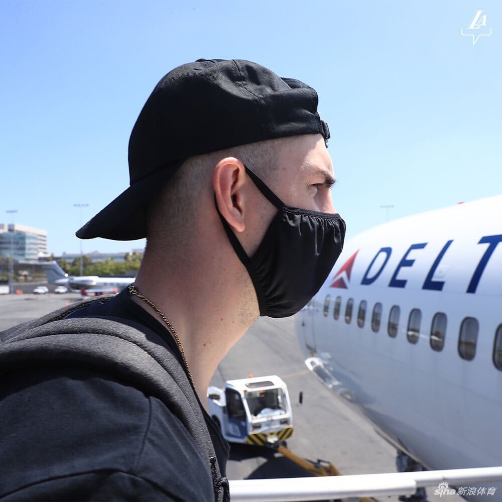 詹姆斯领衔湖人全队飞往奥兰多！浓眉身穿科比GigiT恤