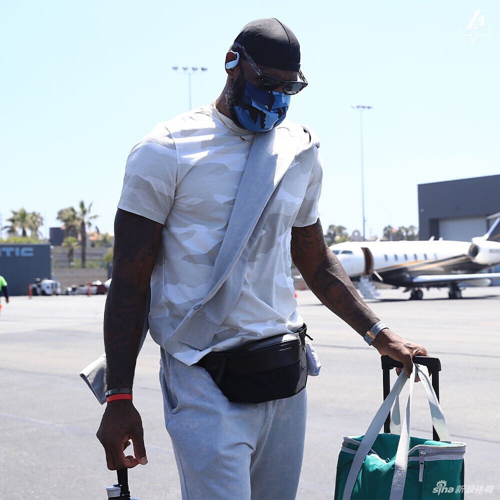 詹姆斯领衔湖人全队飞往奥兰多！浓眉身穿科比GigiT恤