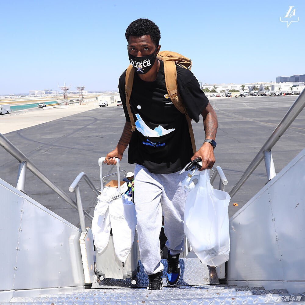 詹姆斯领衔湖人全队飞往奥兰多！浓眉身穿科比GigiT恤