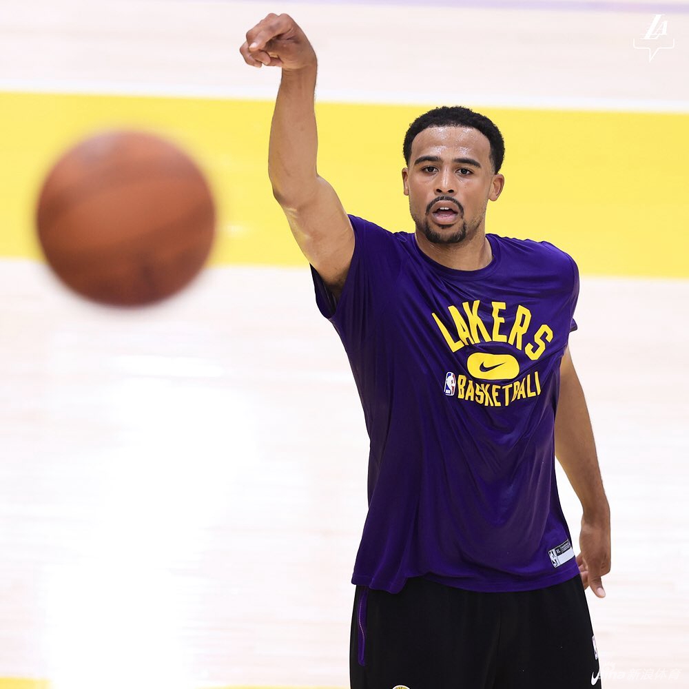 詹姆斯现身湖人球馆训练 秀背身暴扣