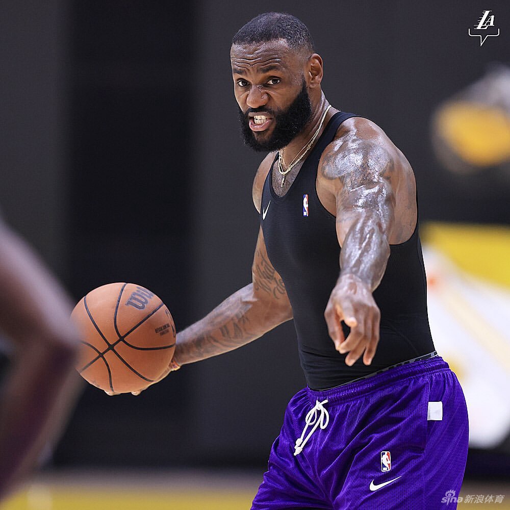詹姆斯现身湖人球馆训练 秀背身暴扣