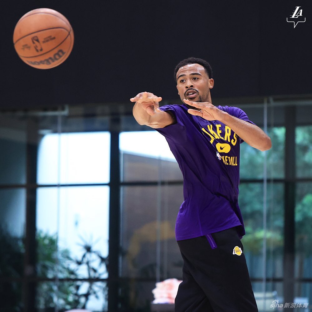 詹姆斯现身湖人球馆训练 秀背身暴扣