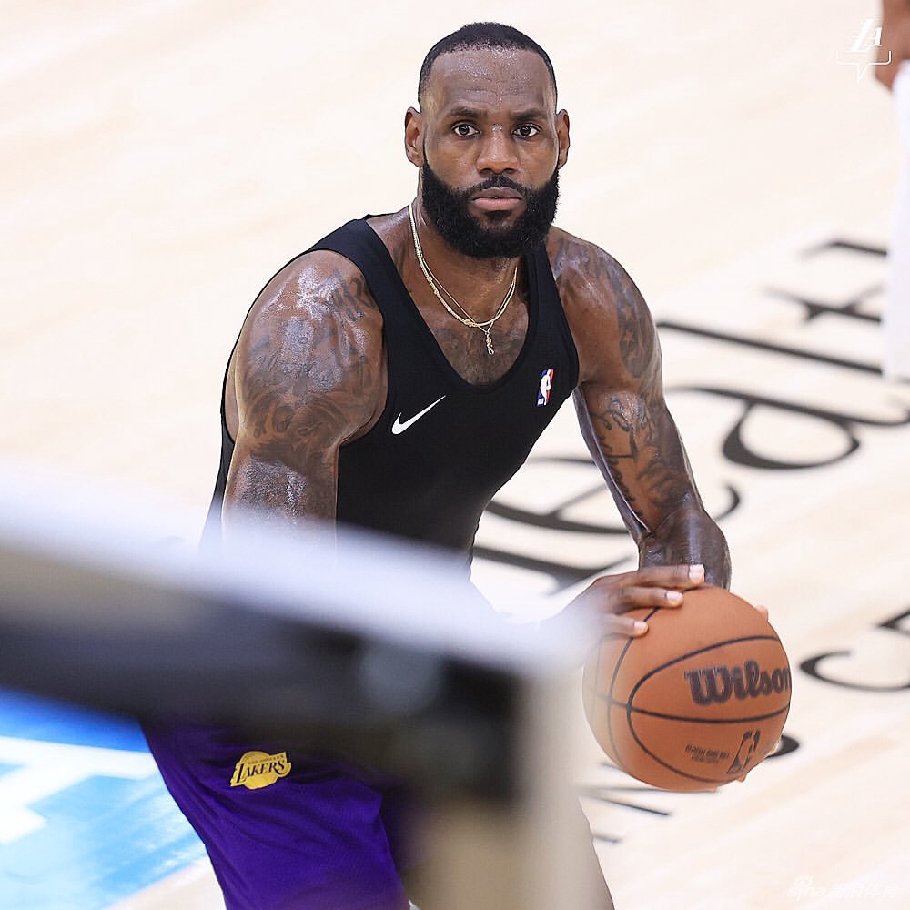 詹姆斯现身湖人球馆训练 秀背身暴扣