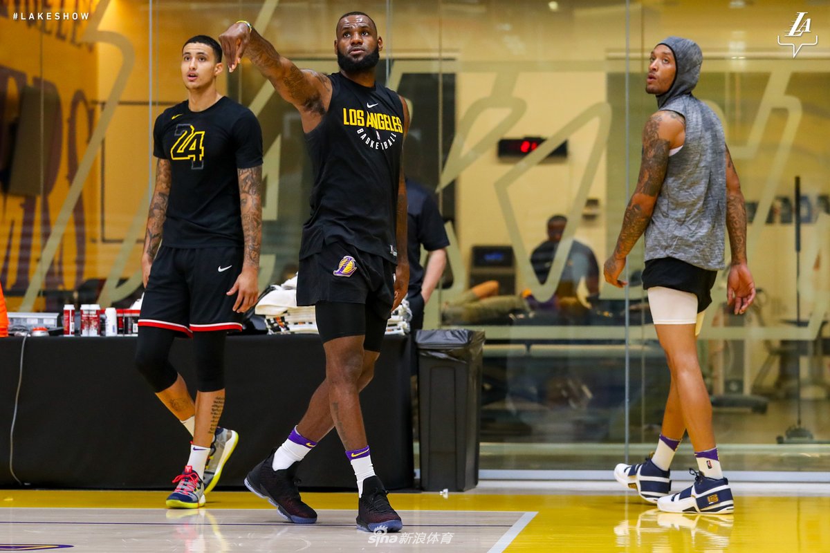 詹姆斯秀一手投篮