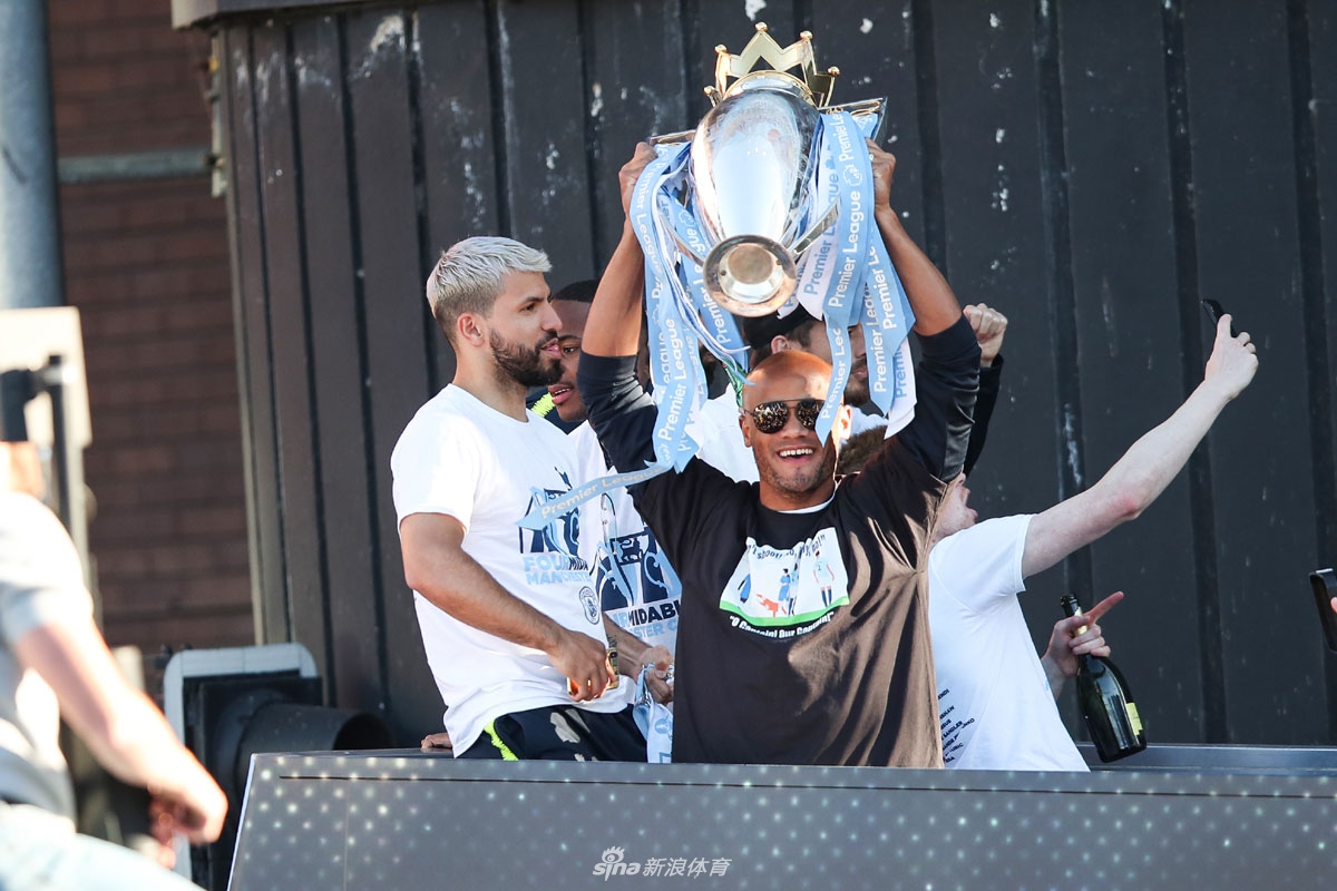 曼城夺冠庆典全城巡游 曼彻斯特被蓝色笼罩