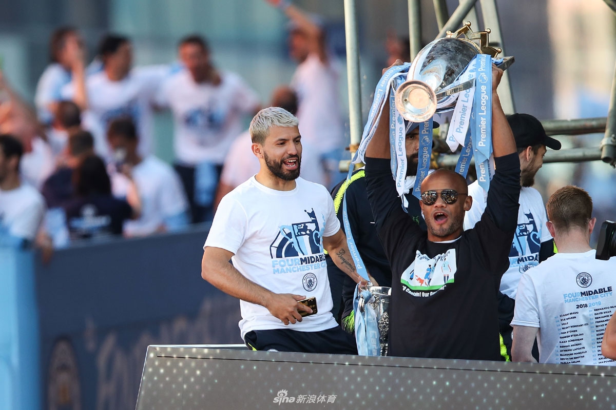 曼城夺冠庆典全城巡游 曼彻斯特被蓝色笼罩