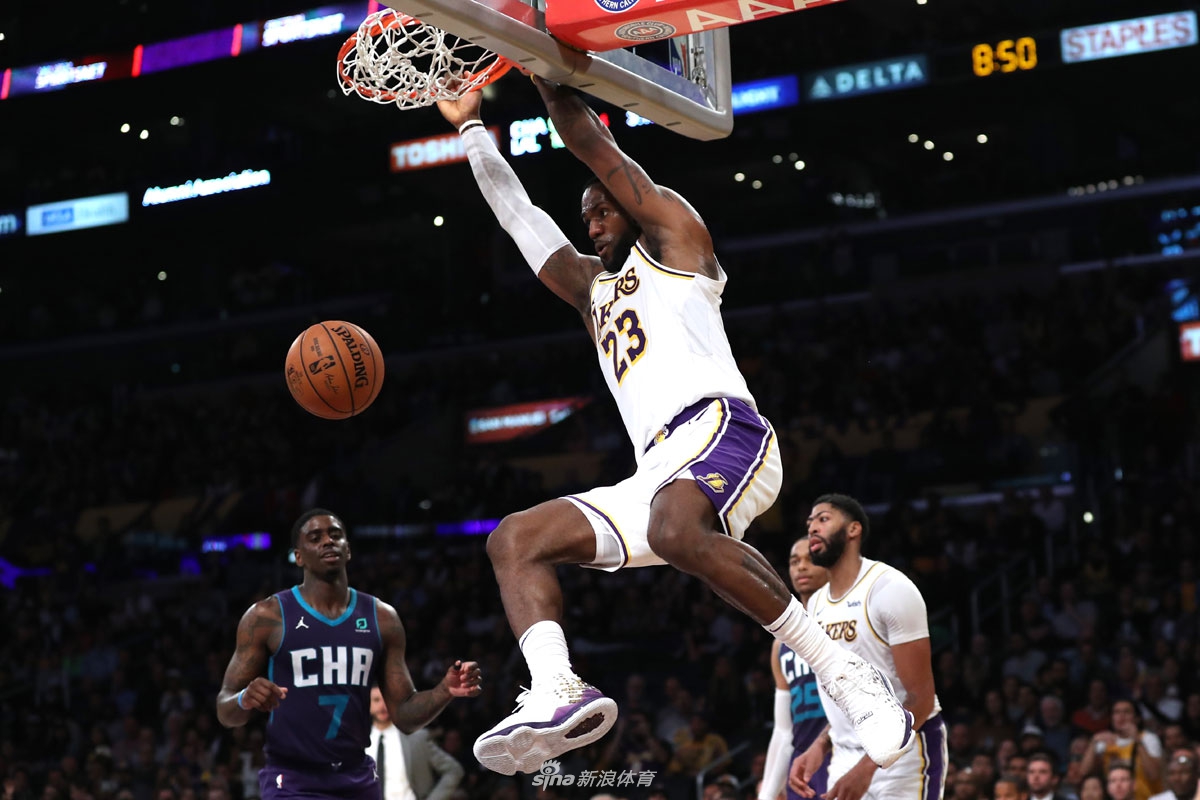 詹姆斯砍下两双:20分12助攻