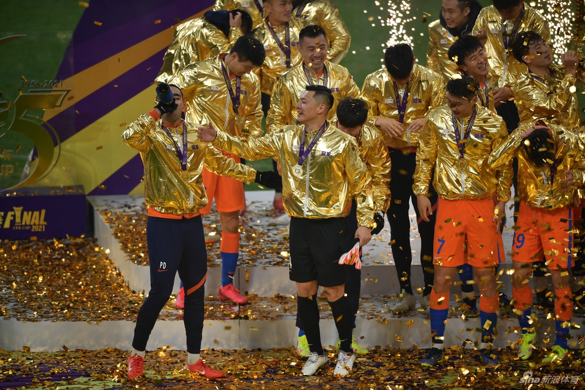 双冠王的狂欢！山东泰山庆祝足协杯夺冠
