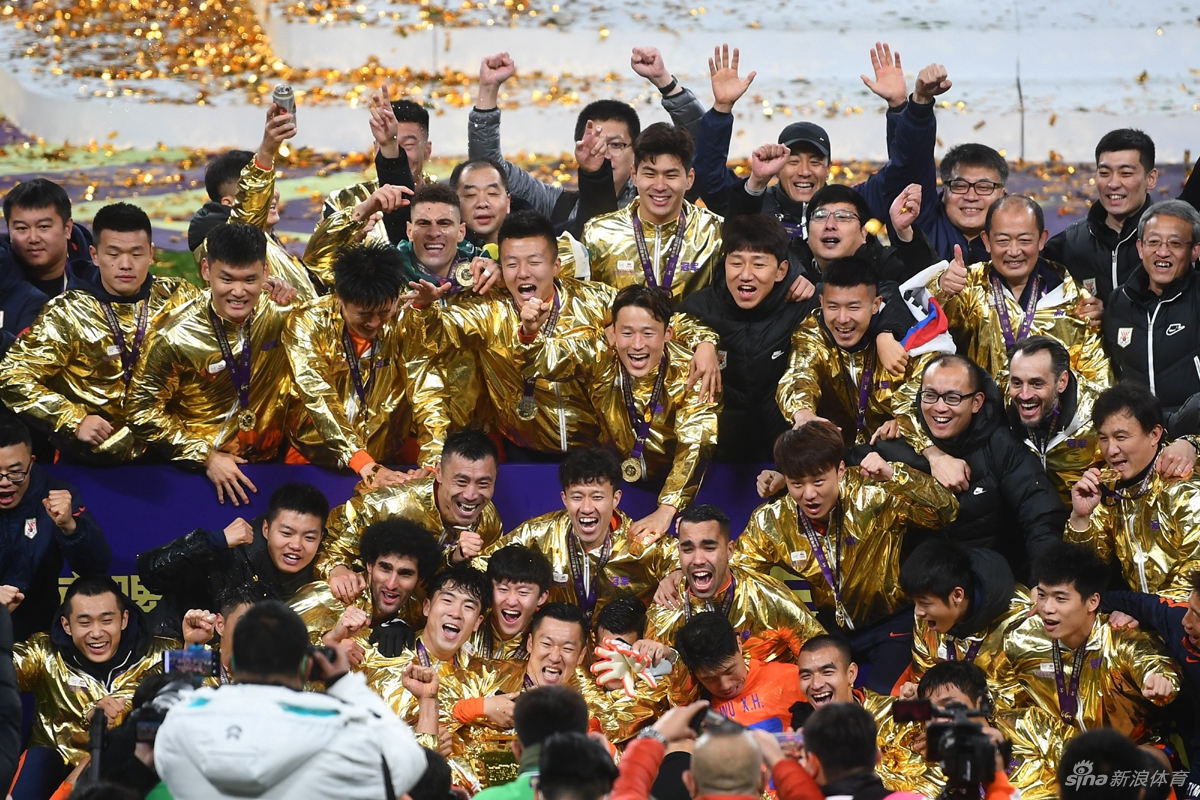双冠王的狂欢！山东泰山庆祝足协杯夺冠