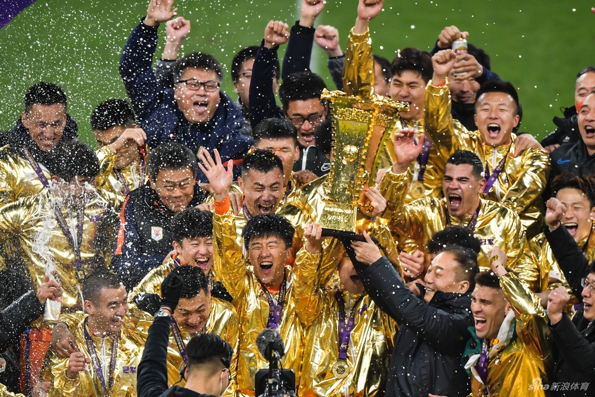 双冠王的狂欢！山东泰山庆祝足协杯夺冠