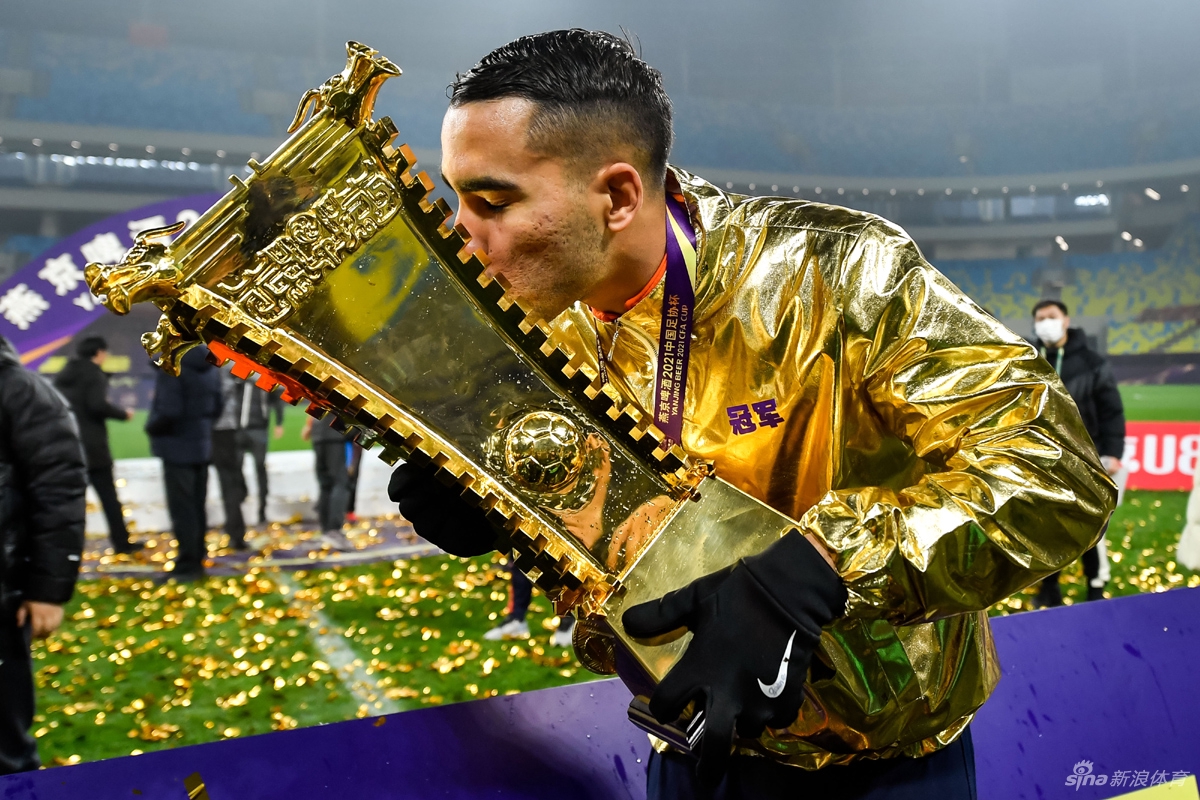 双冠王的狂欢！山东泰山庆祝足协杯夺冠