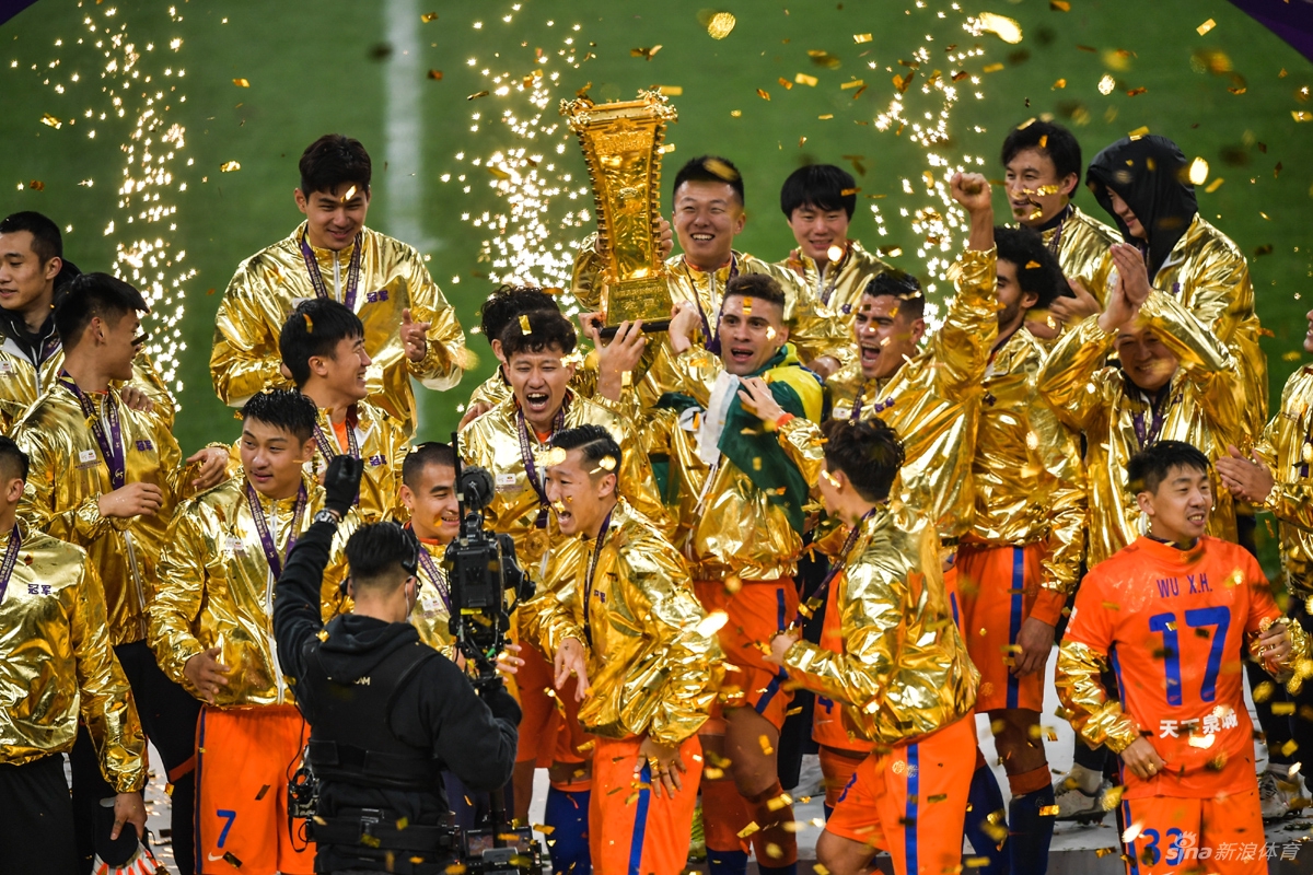 双冠王的狂欢！山东泰山庆祝足协杯夺冠