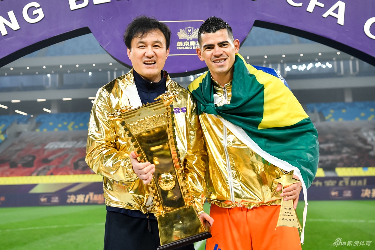 双冠王的狂欢！山东泰山庆祝足协杯夺冠