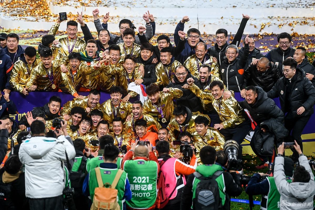 双冠王的狂欢！山东泰山庆祝足协杯夺冠