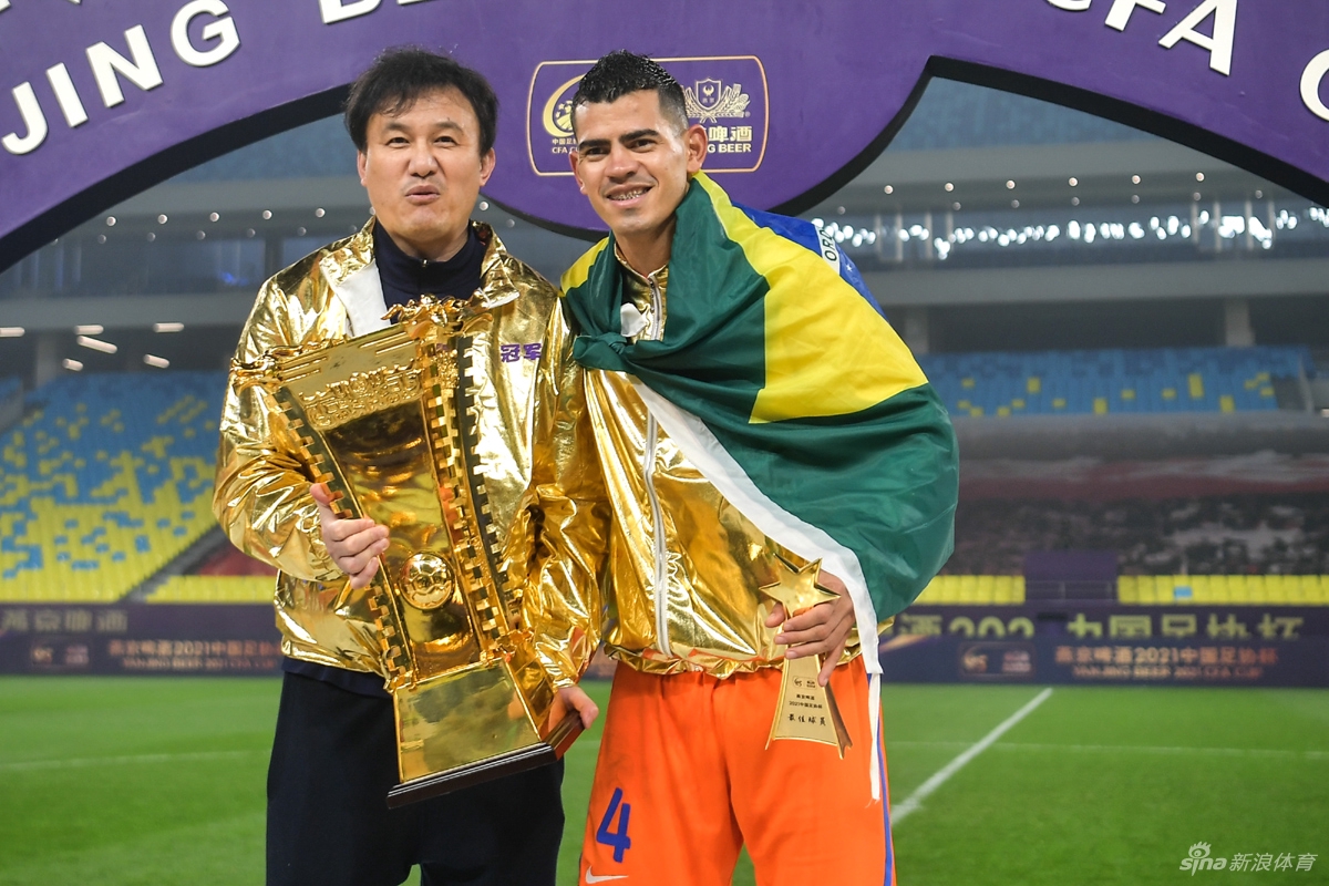 双冠王的狂欢！山东泰山庆祝足协杯夺冠