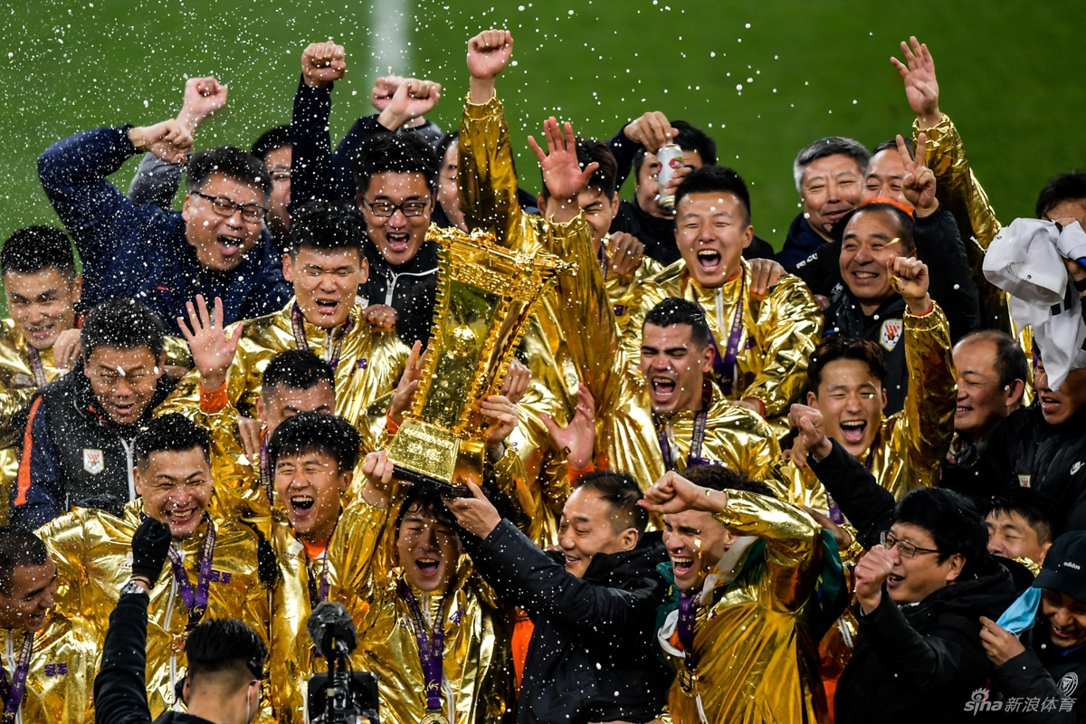 双冠王的狂欢！山东泰山庆祝足协杯夺冠