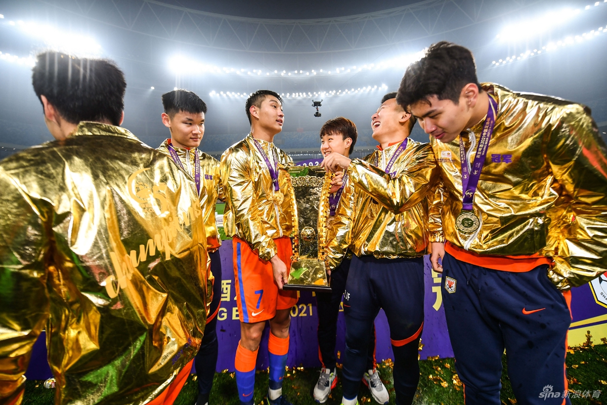 双冠王的狂欢！山东泰山庆祝足协杯夺冠