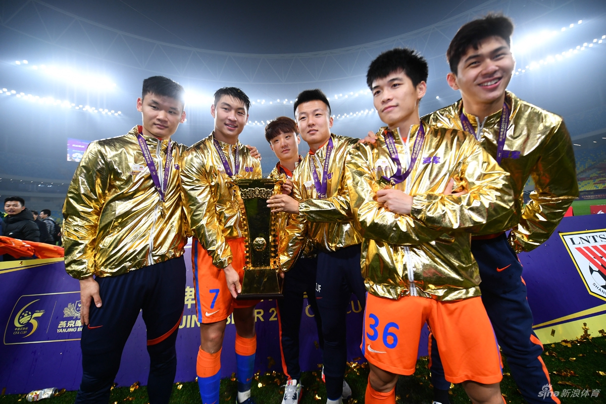 双冠王的狂欢！山东泰山庆祝足协杯夺冠