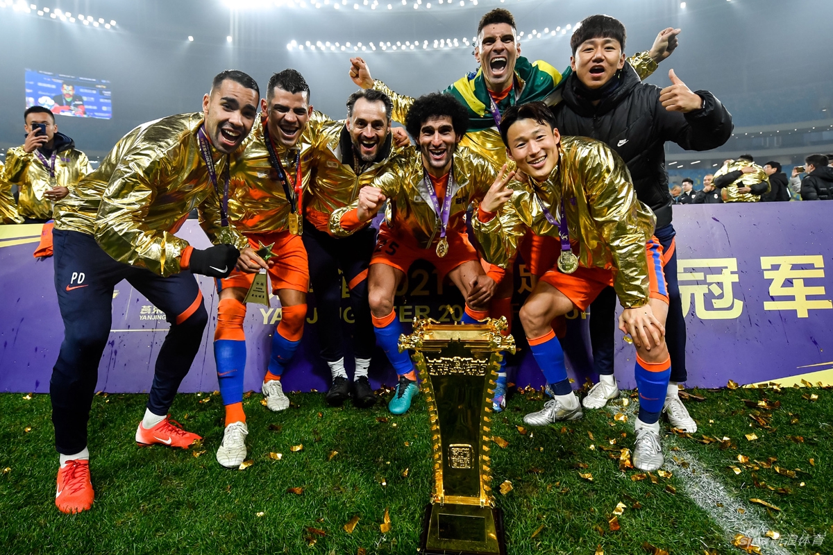 双冠王的狂欢！山东泰山庆祝足协杯夺冠