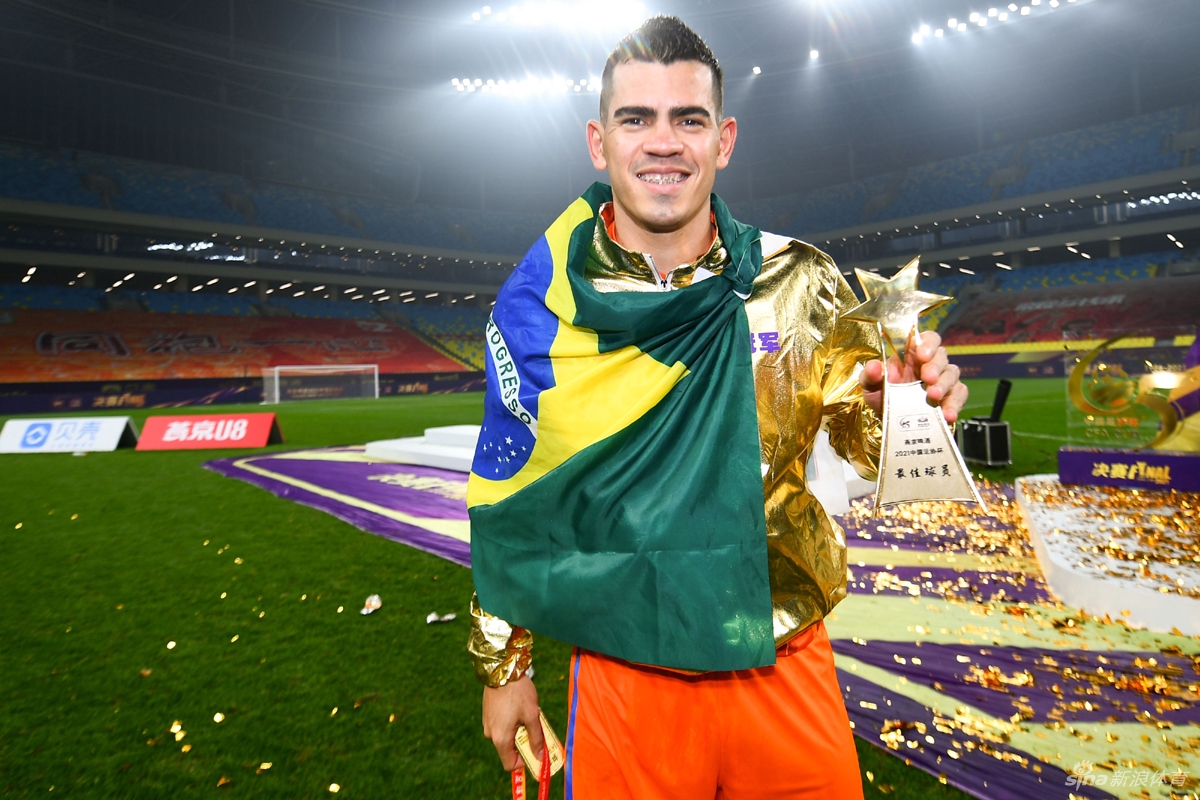 双冠王的狂欢！山东泰山庆祝足协杯夺冠