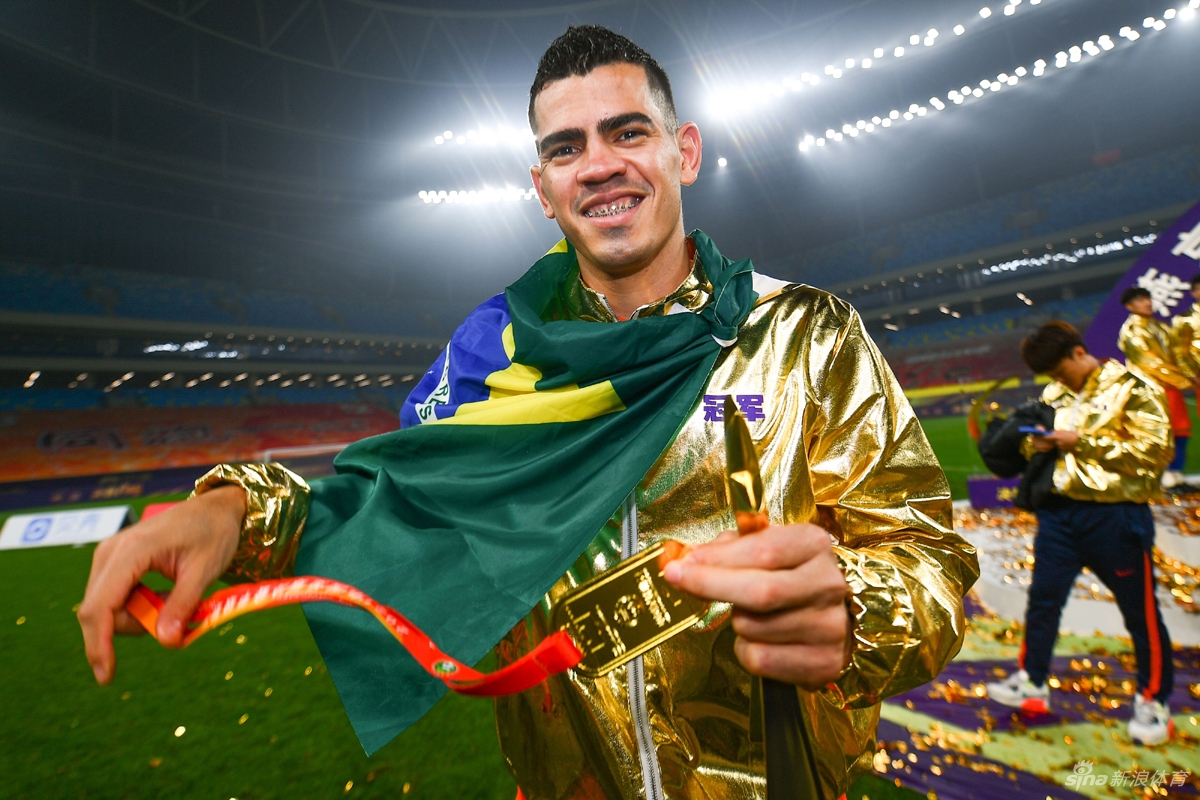 双冠王的狂欢！山东泰山庆祝足协杯夺冠