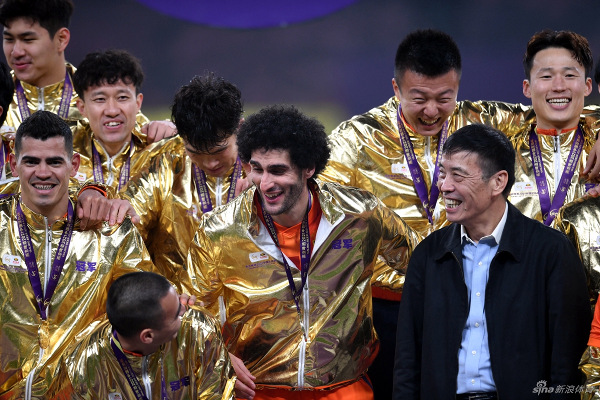 双冠王的狂欢！山东泰山庆祝足协杯夺冠