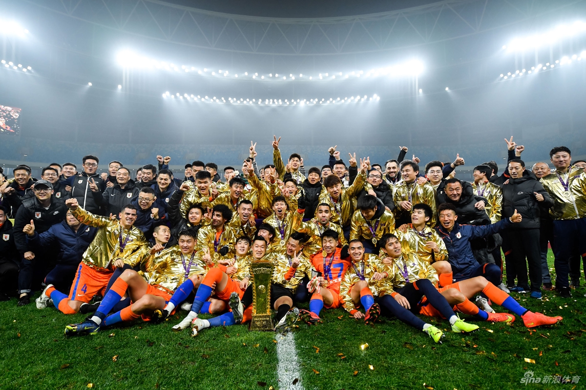 双冠王的狂欢！山东泰山庆祝足协杯夺冠