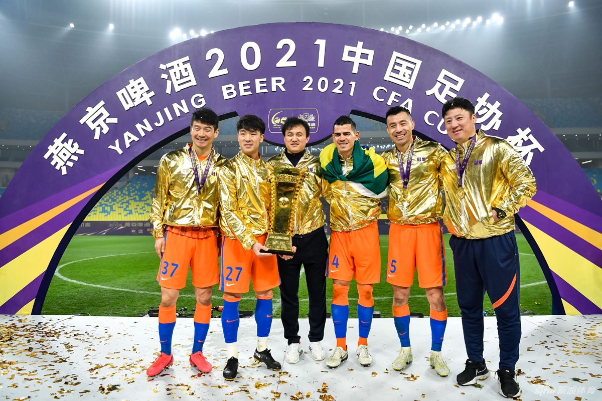 双冠王的狂欢！山东泰山庆祝足协杯夺冠