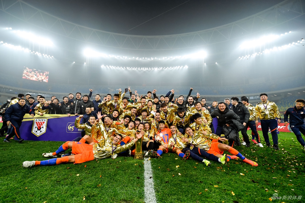 双冠王的狂欢！山东泰山庆祝足协杯夺冠
