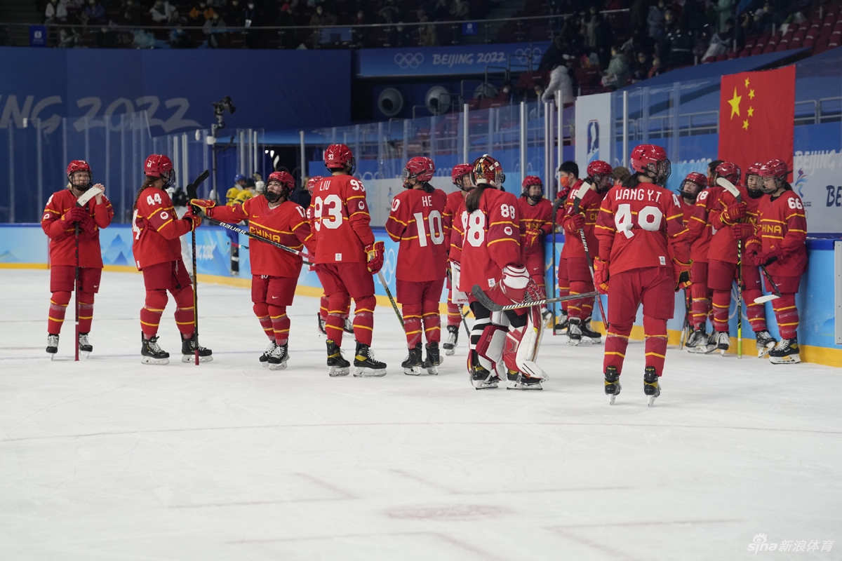 新浪直击中国女子冰球1-2负瑞典