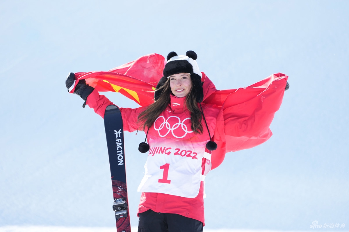 谷爱凌头戴熊猫帽身披国旗参加颁奖仪式