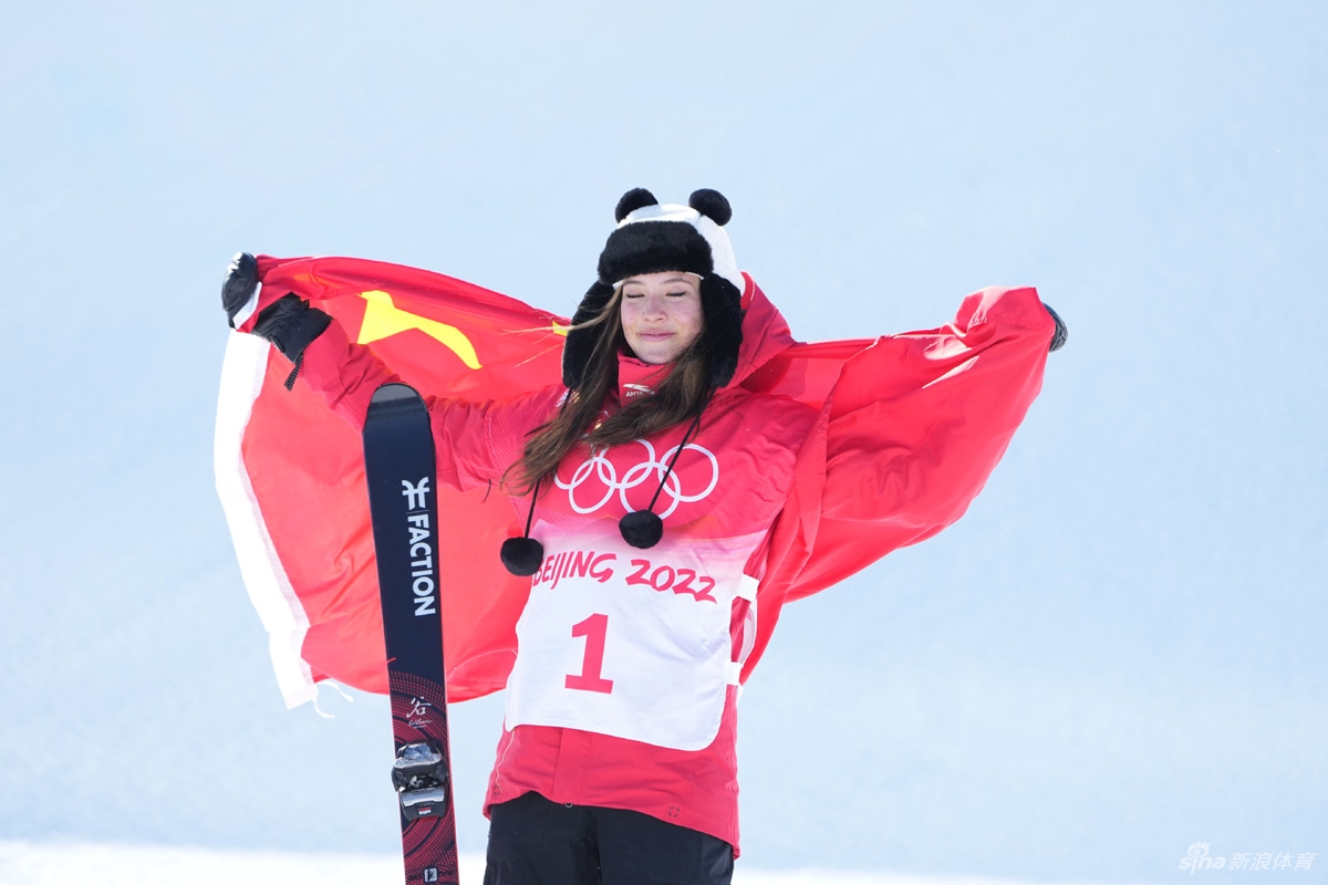 谷爱凌头戴熊猫帽身披国旗参加颁奖仪式