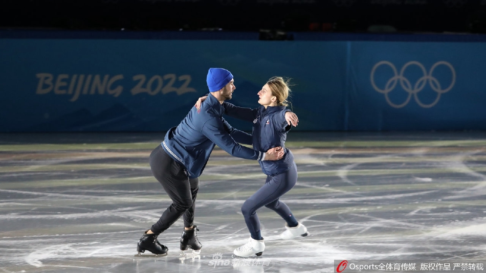 羽生结弦头戴冰墩墩帽子憨态可掬