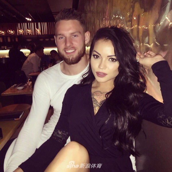 英超水晶宫前锋辣妻写真 大花臂 前凸后翘