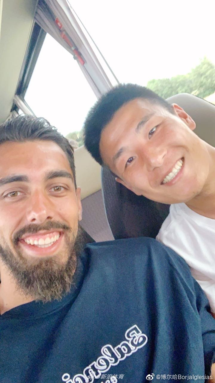 武磊备战西甲新赛季 脸上笑容灿烂