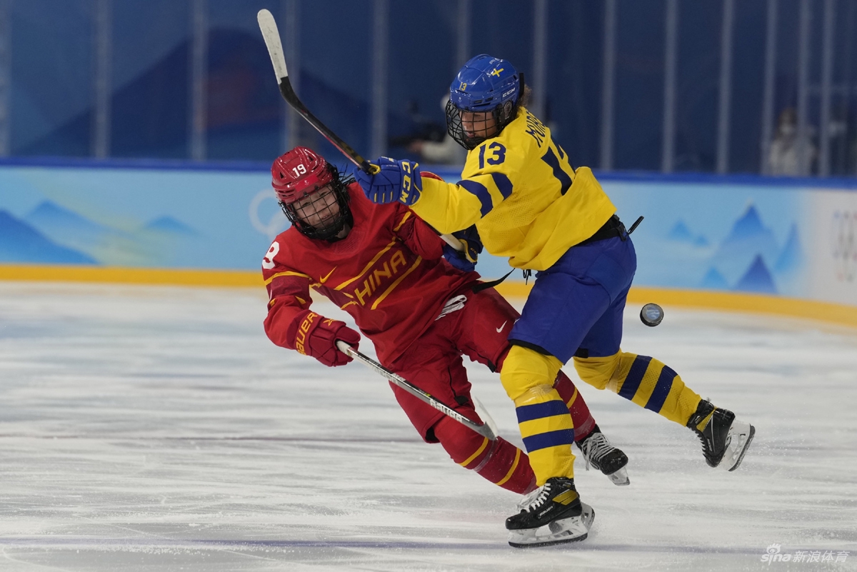 新浪直击中国女子冰球1-2负瑞典