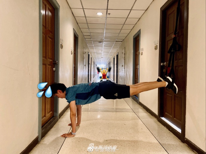 张晓雅居“家”锻炼 脑洞大开