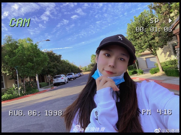 奥运冠军邓琳琳穿黑色套装露小蛮腰 又酷又美