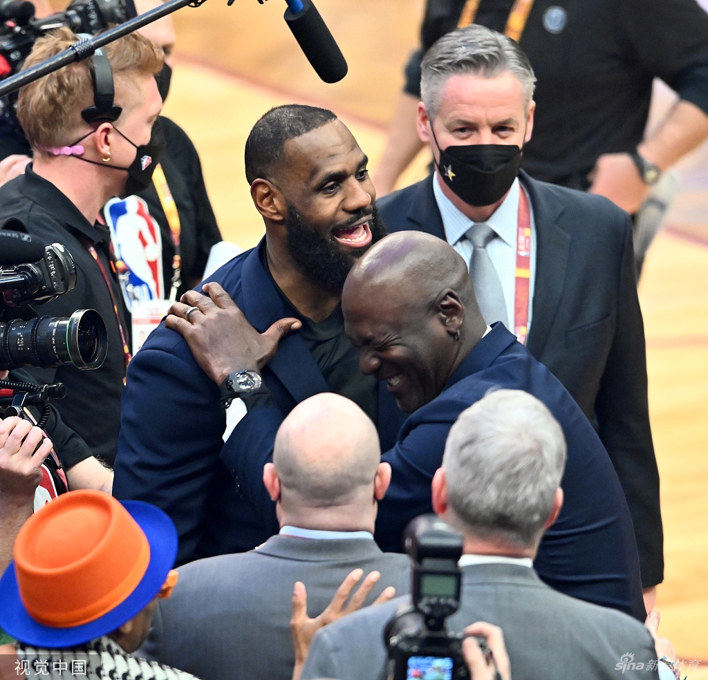 巨星面对面！乔丹与詹姆斯相拥交谈
