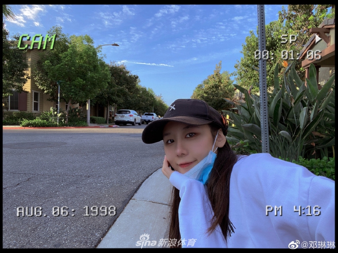 奥运冠军邓琳琳穿黑色套装露小蛮腰 又酷又美