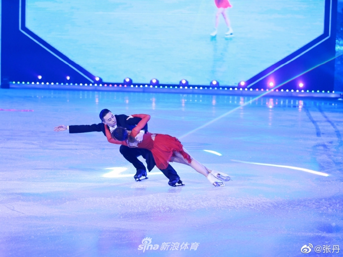 绝美！花滑张丹回到家乡表演晒美拍