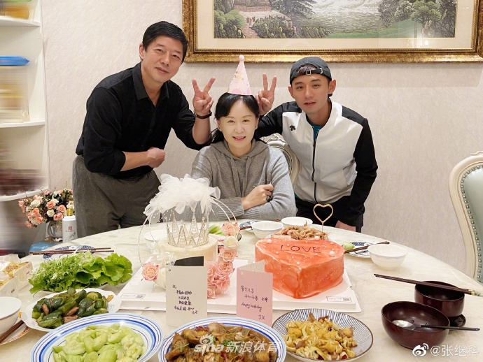 很用心！张继科写藏头诗为妈妈庆生还准备皇冠蛋糕