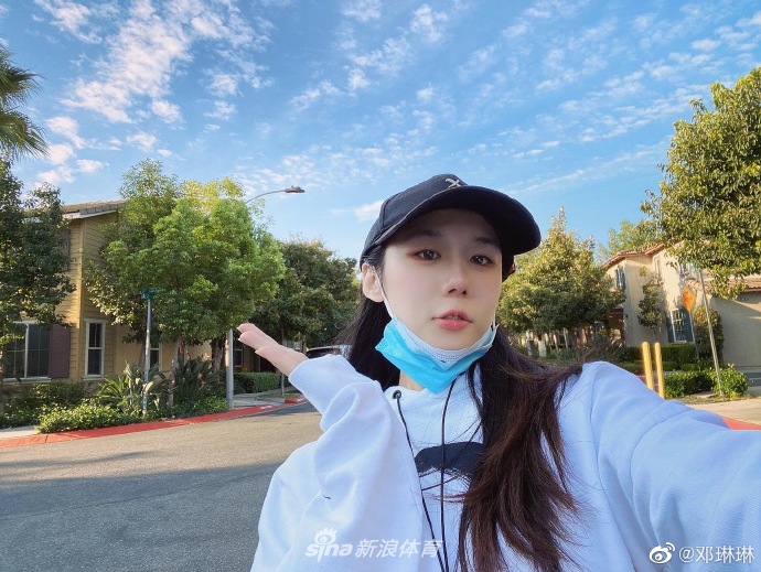 奥运冠军邓琳琳穿黑色套装露小蛮腰 又酷又美