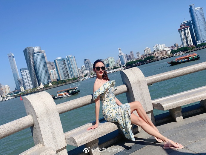 花游蒋婷婷打卡鼓浪屿 度假风穿搭尽展好身材