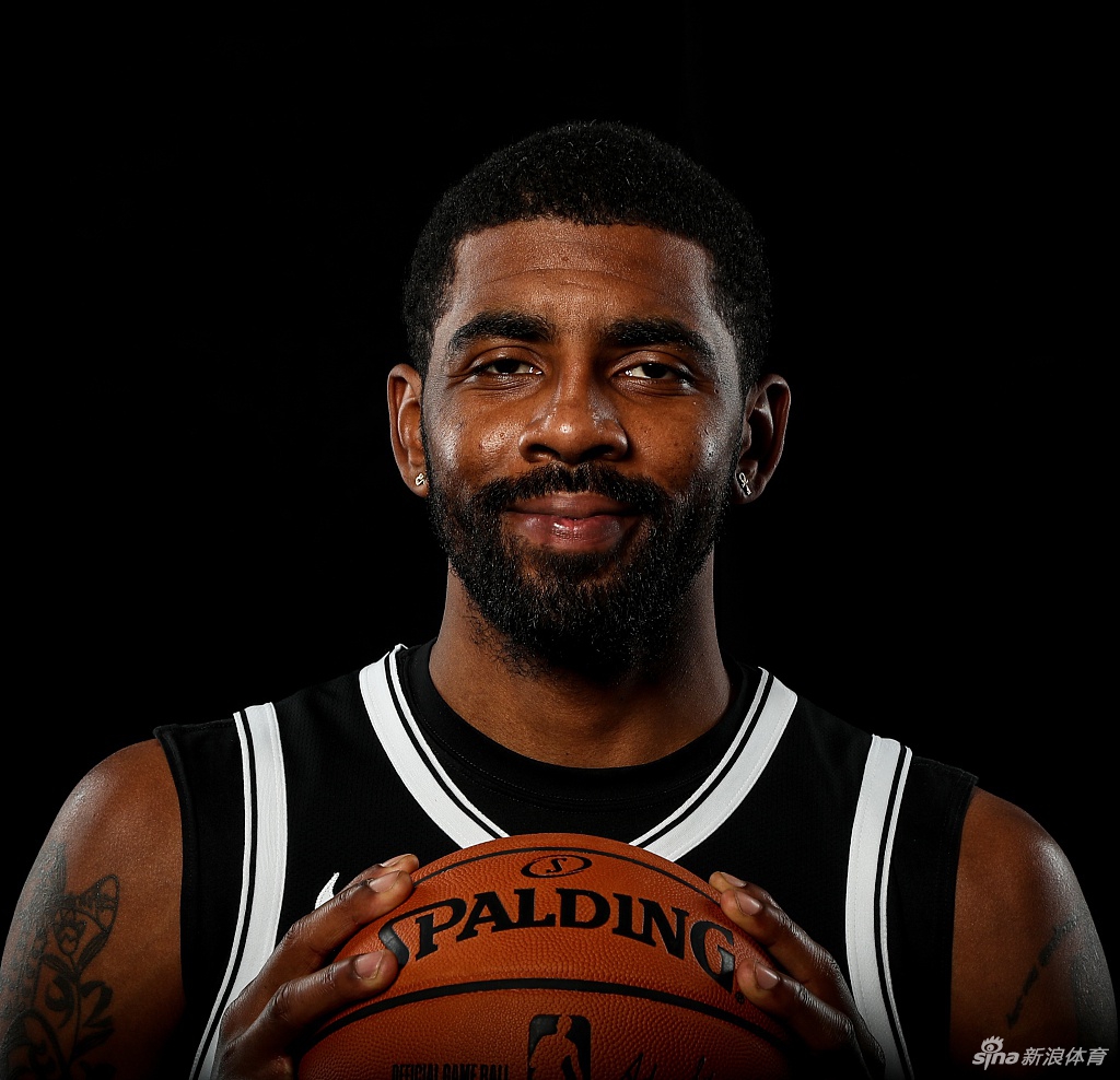 篮网队拍摄新赛季球员写真 杜兰特欧文造型满分