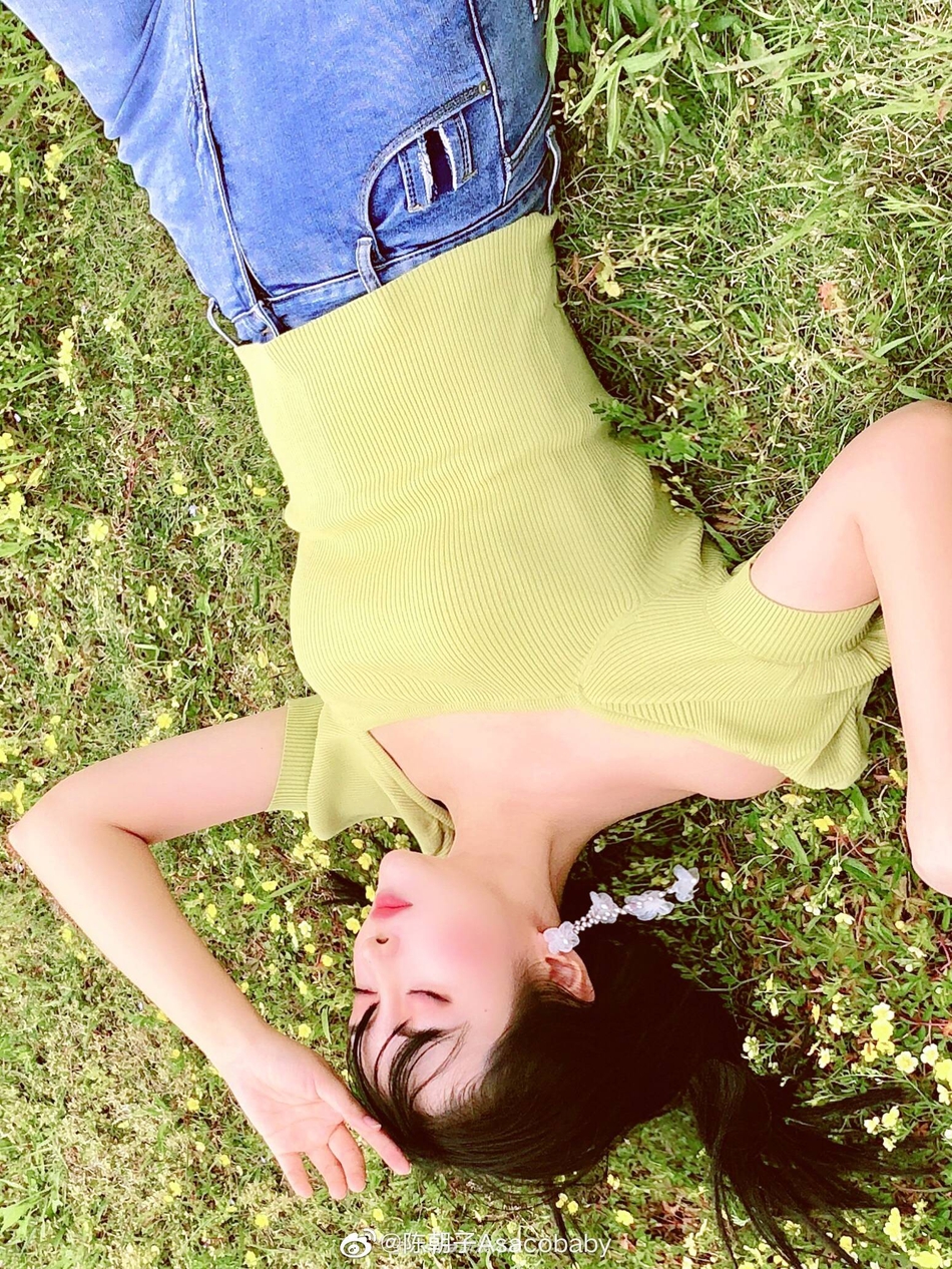 足球宝贝陈朝子春日踏青 美似精灵可爱动人